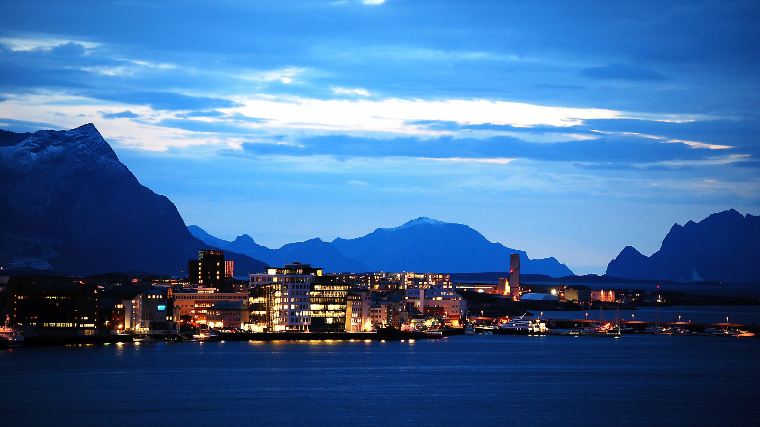(c) Carl Erik Nyvold